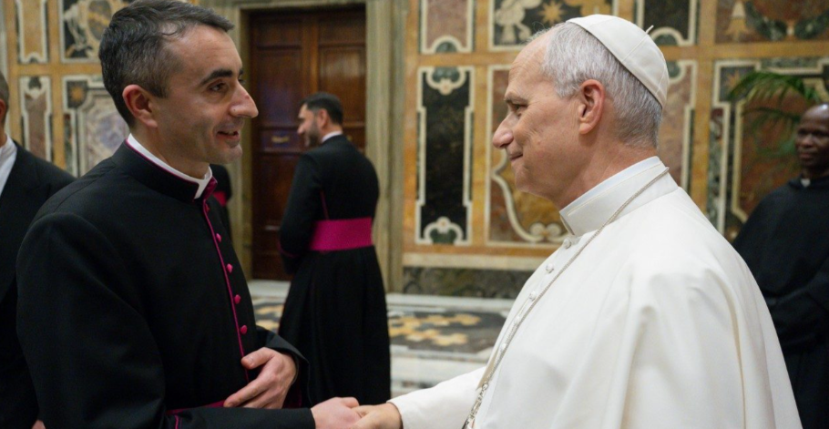 Cine este preotul român numit într-o funcție cheie la Vatican. Va colabora îndeaproape cu Papa Leon