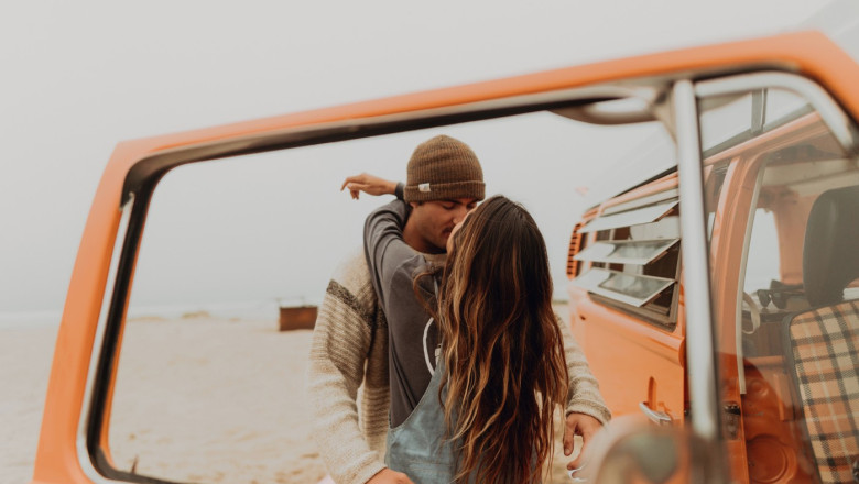 un cuplu se saruta pe plaja