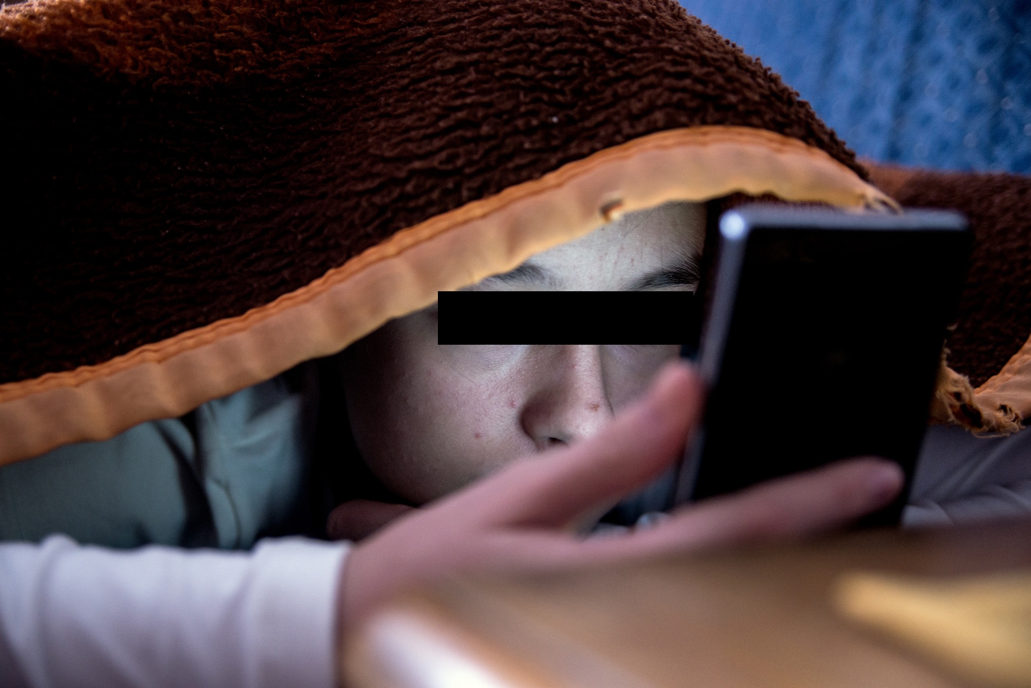 Profesor de religie demis, după ce ar fi hărțuit o elevă de 14 ani. Mama fetei a găsit mesajele cu conținut sexual în telefonul fiicei