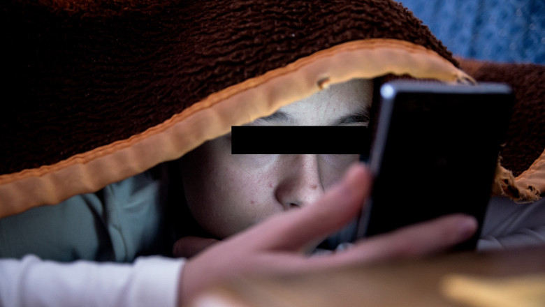 fata in pat citeste mesaje