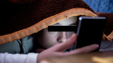 fata in pat citeste mesaje