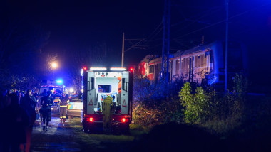 oameni si salvare langa tren accident
