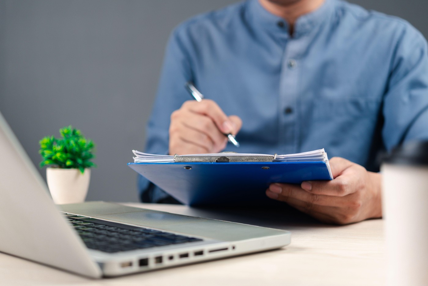 Prime pentru tineri la primul job și subvenții pentru mamele cu trei copii. Propunerile Ministerului Muncii la legea șomajului