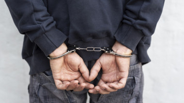 bărbat în cătușe