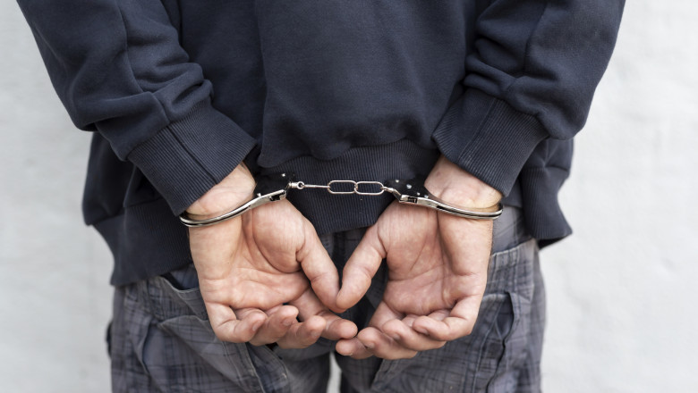 Fată de 14 ani, agresată sexual în curtea unei biserici din Sectorul 3. Suspectul a muşcat un poliţist în momentul reţinerii