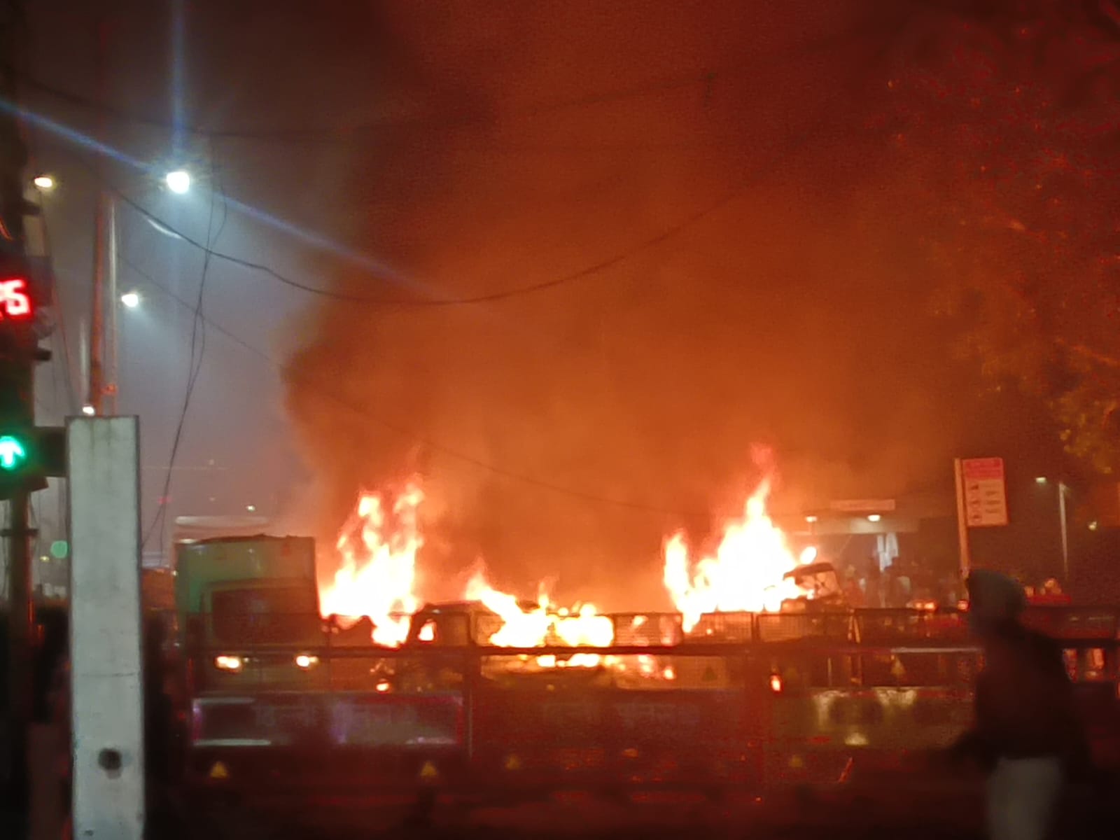 Explozie uriașă la intrarea într-o stație de metrou din capitala indiană. Deocamdată nu se cunoaște numărul victimelor