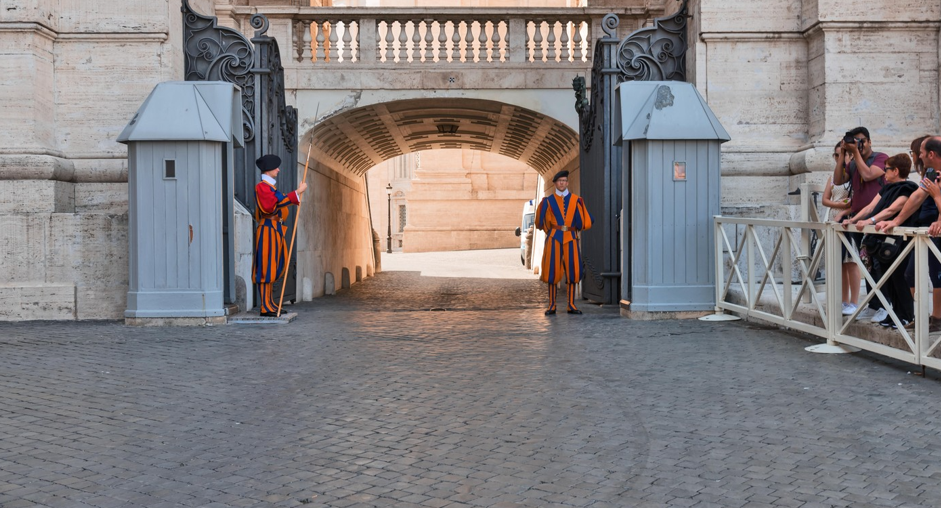 Un membru al Gărzii Elveţiene a Vaticanului, anchetat pentru un presupus incident antisemit