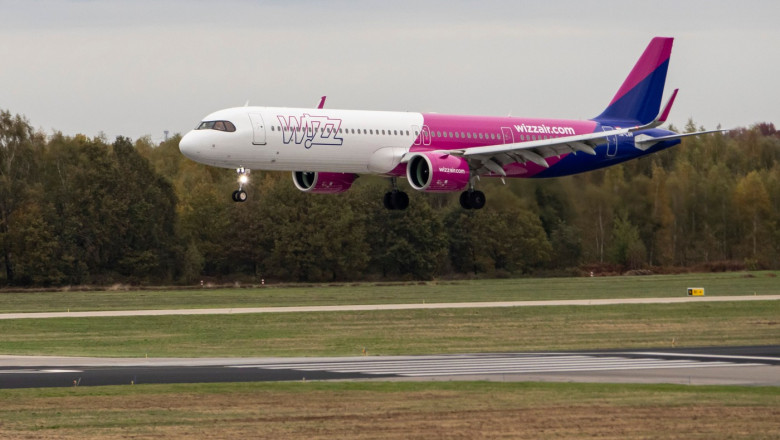avion wizz air in zbor