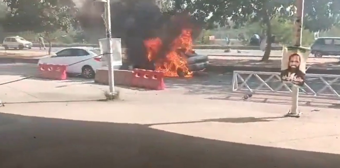 O mașină a sărit în aer în fața unui tribunal din capitala pakistaneză