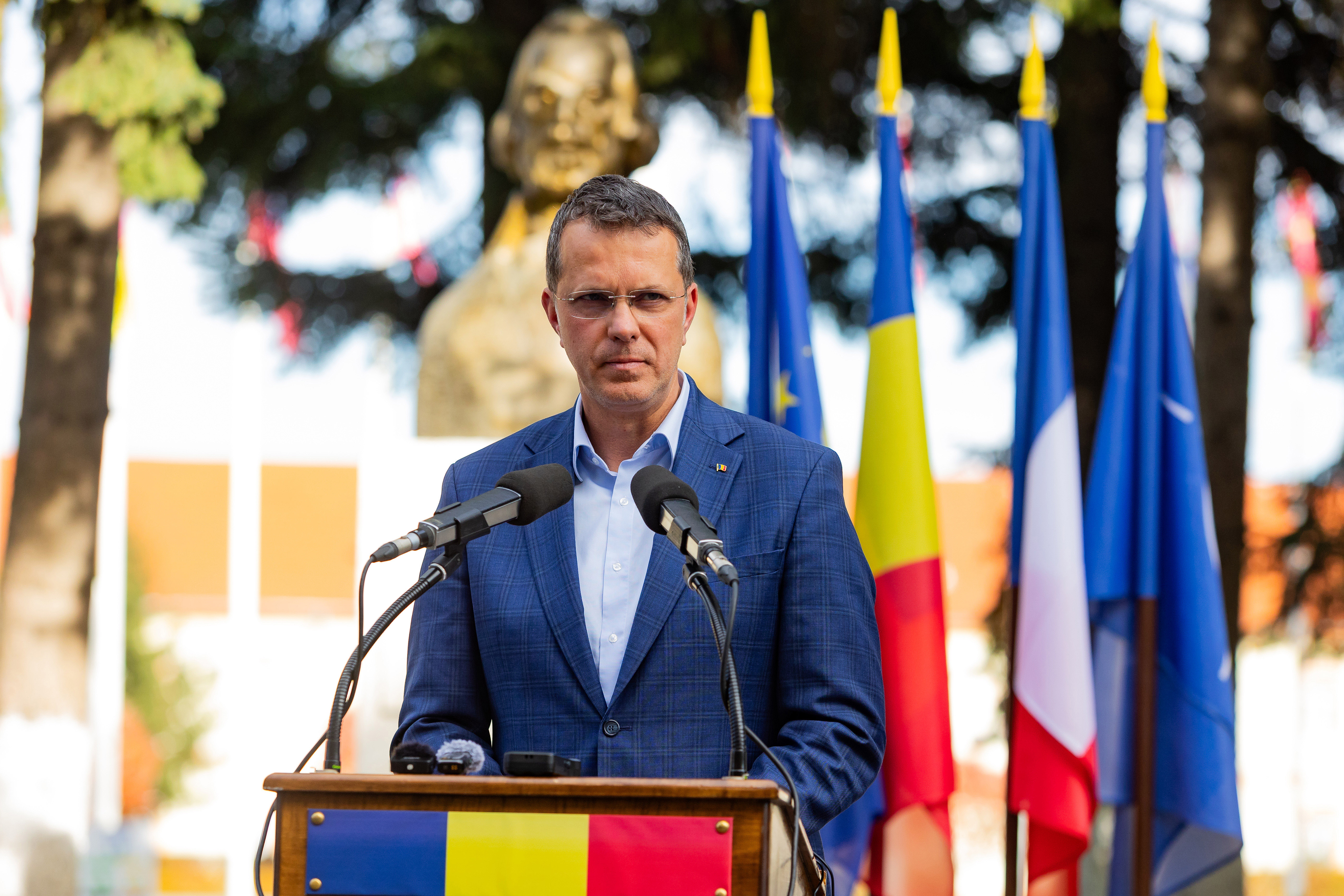 Ministrul Apărării, mesaj de Ziua Veteranilor: Militarii români au dus cu demnitate tricolorul peste hotare