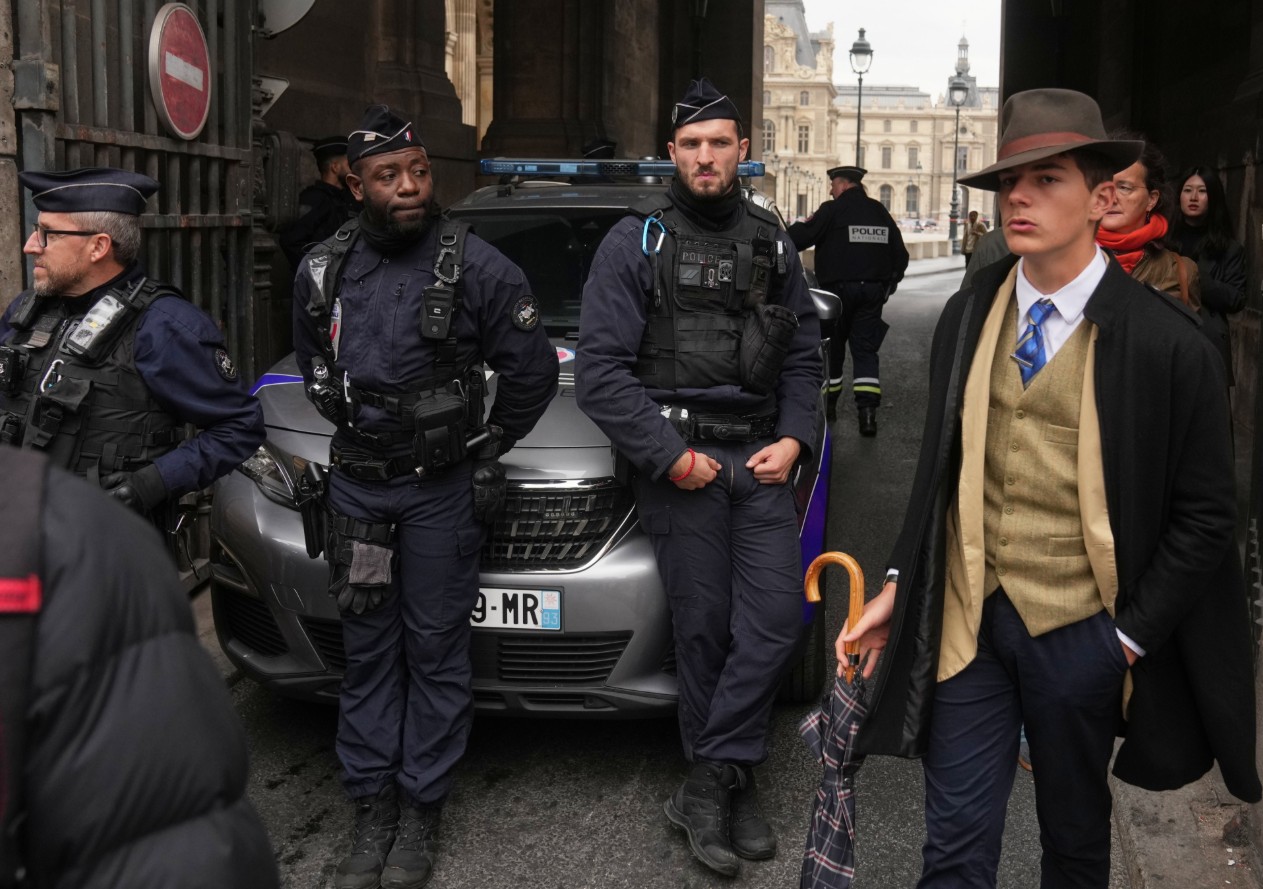 Cum a stârnit jaful de la Luvru o avalanșă de știri false pe internet: Pașapoarte rusești, farse cu bijuterii și „detectivi” inventați