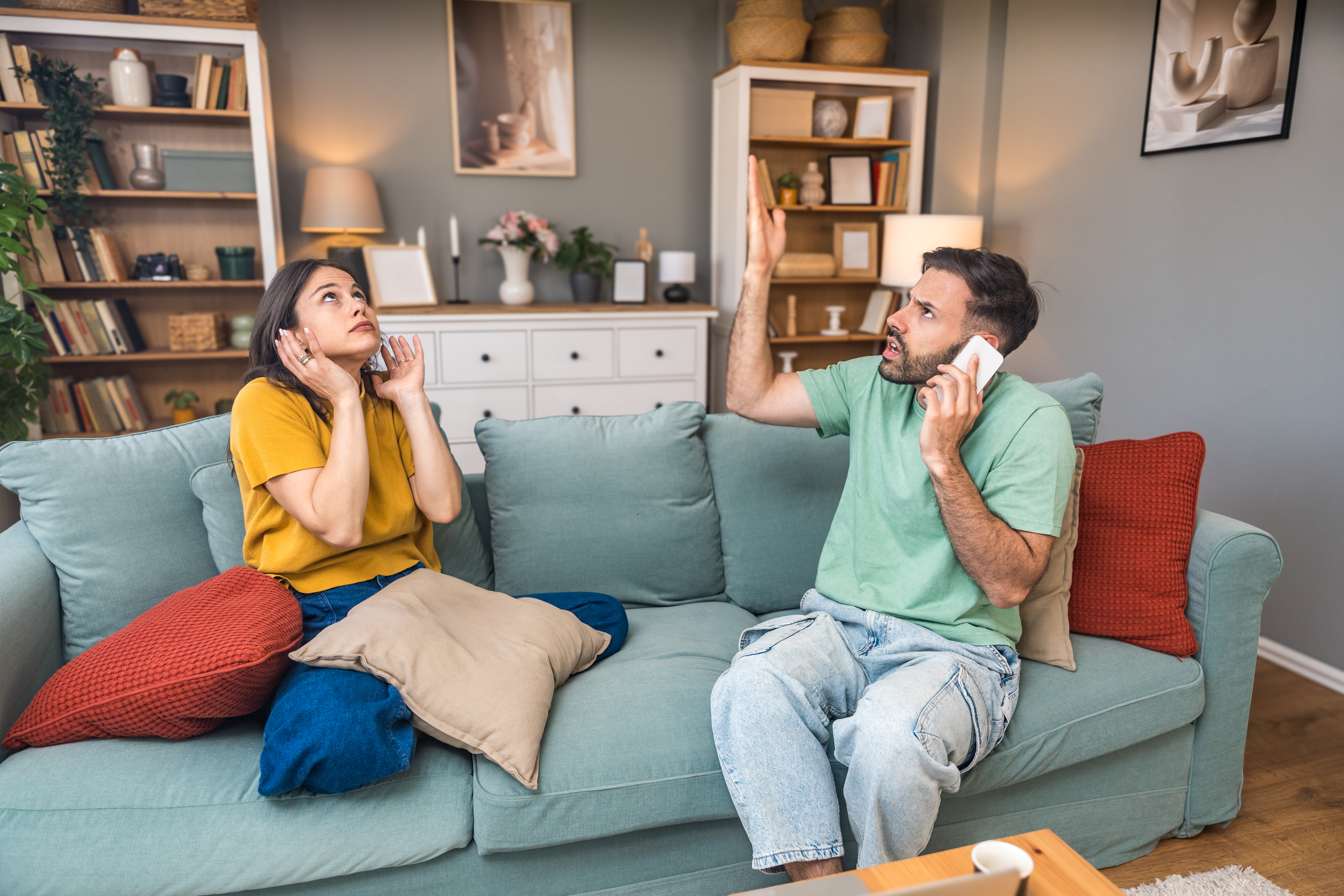 Orele de liniște la bloc în 2025: Ce intervale prevede legea și ce amenzi riscă locatarii gălăgioși