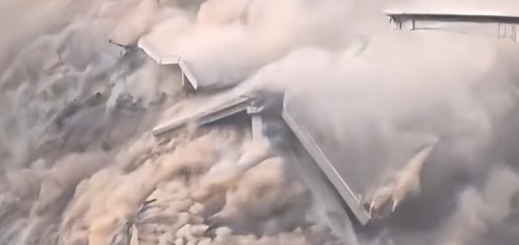 Momentul în care un pod recent inagurat în China, lung de 758 de metri, se prăbușește