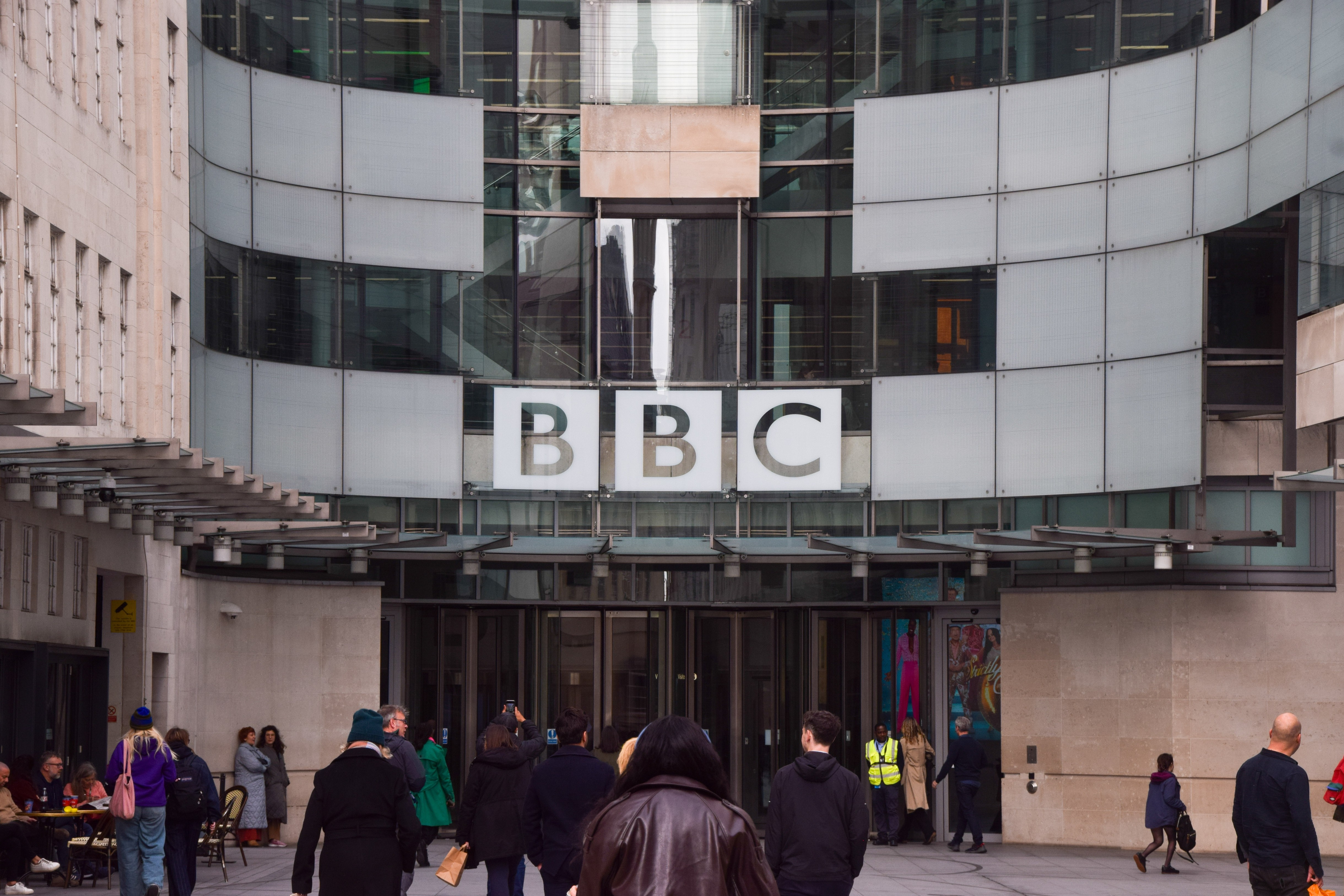 De ce BBC se confruntă cu cea mai gravă criză a sa din ultimele decenii: „Au făcut o greșeală și nu și-au asumat-o”