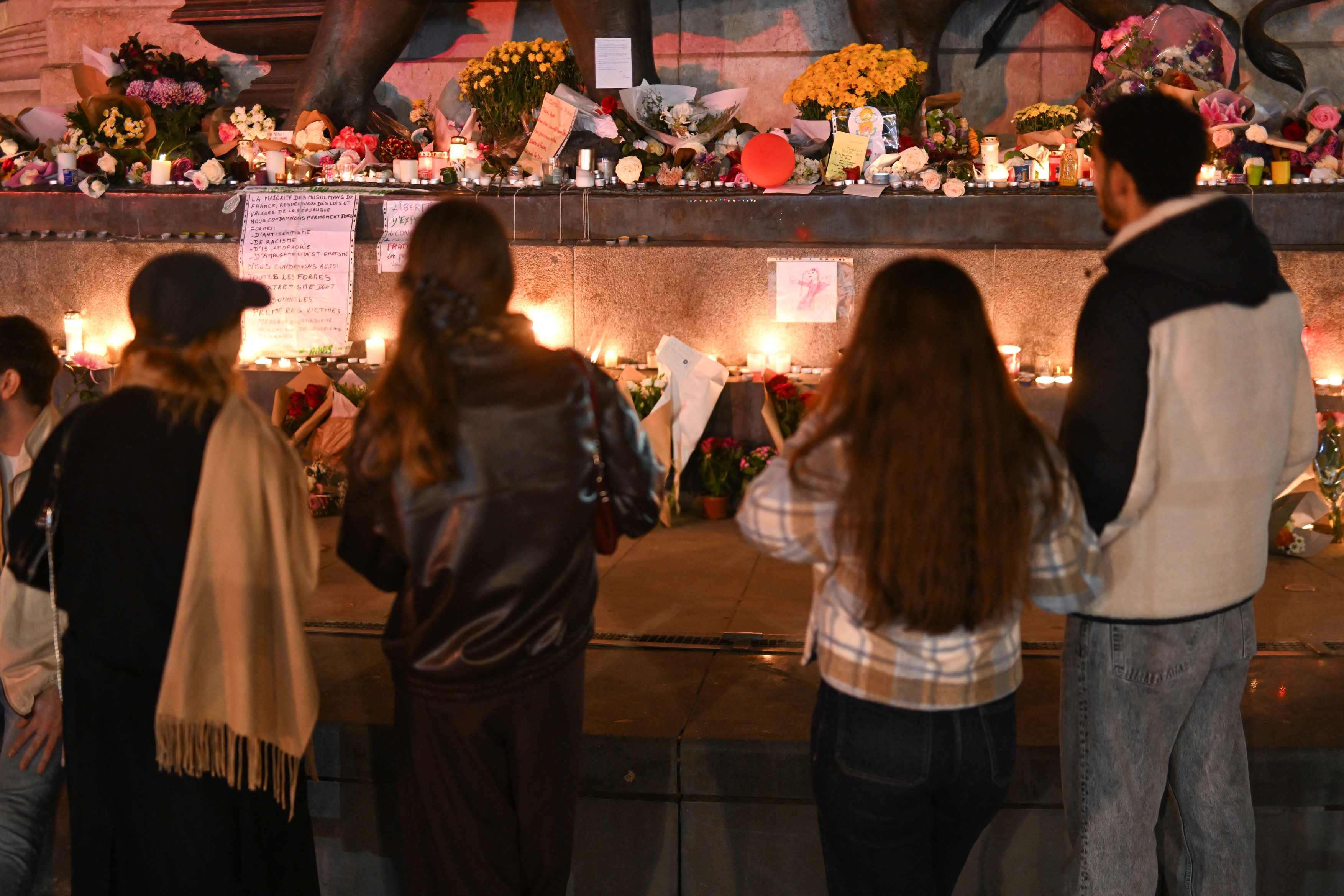 Cum au sporit atacurile teroriste din Paris, de acum 10 ani, puterile poliției. „Riscul: un stat tot mai autoritar”