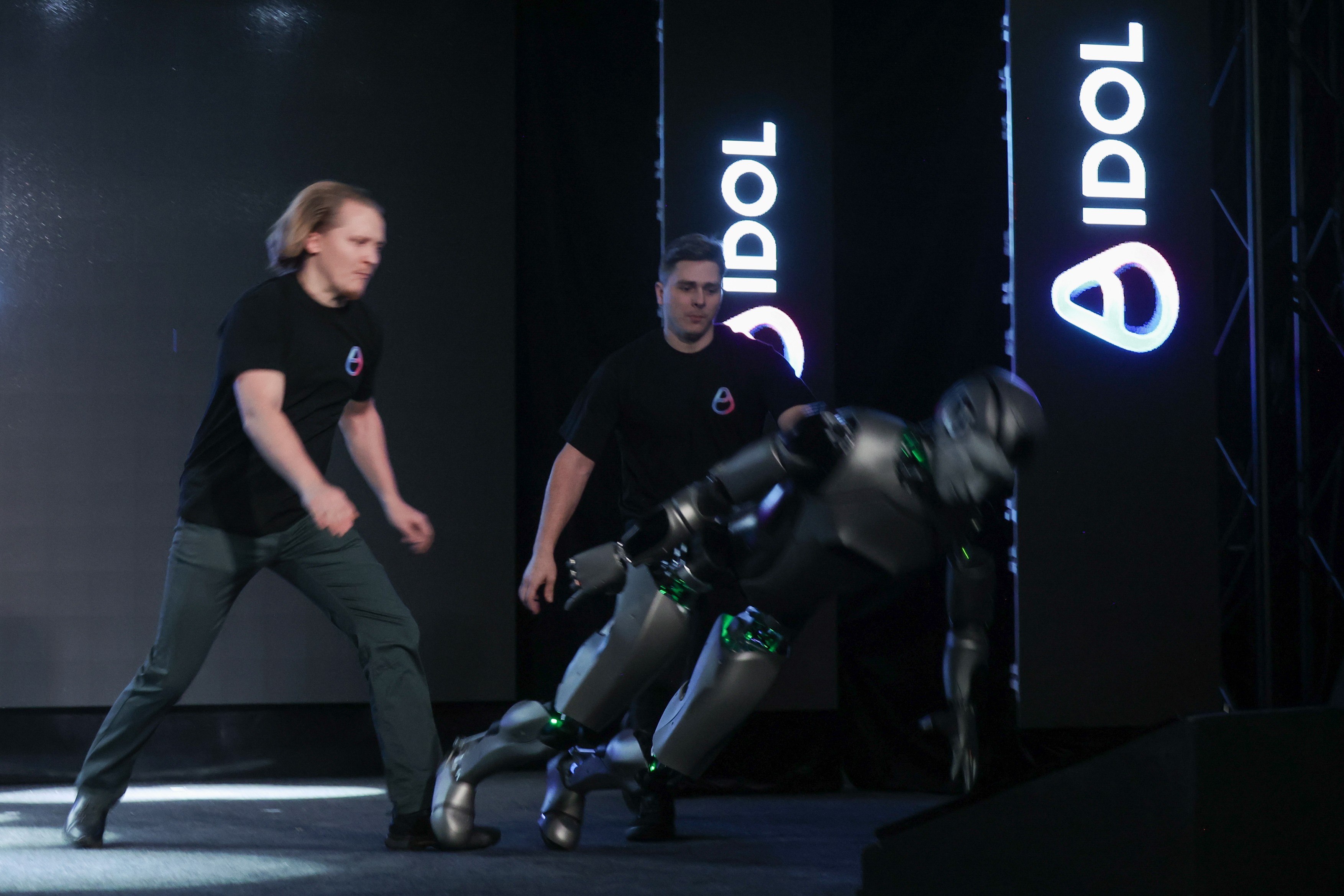 Rusia și-a prezentat primul robot umanoid cu AI. A intrat triumfal pe scenă, dar a căzut în cap după doar 15 secunde