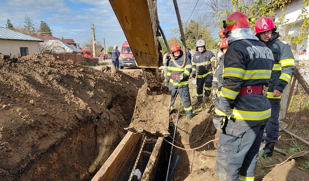 Doi oameni care săpau un şanţ, în Prahova, au fost prinşi la 5 metri sub pământ. Salvatorii încearcă să îi scoată