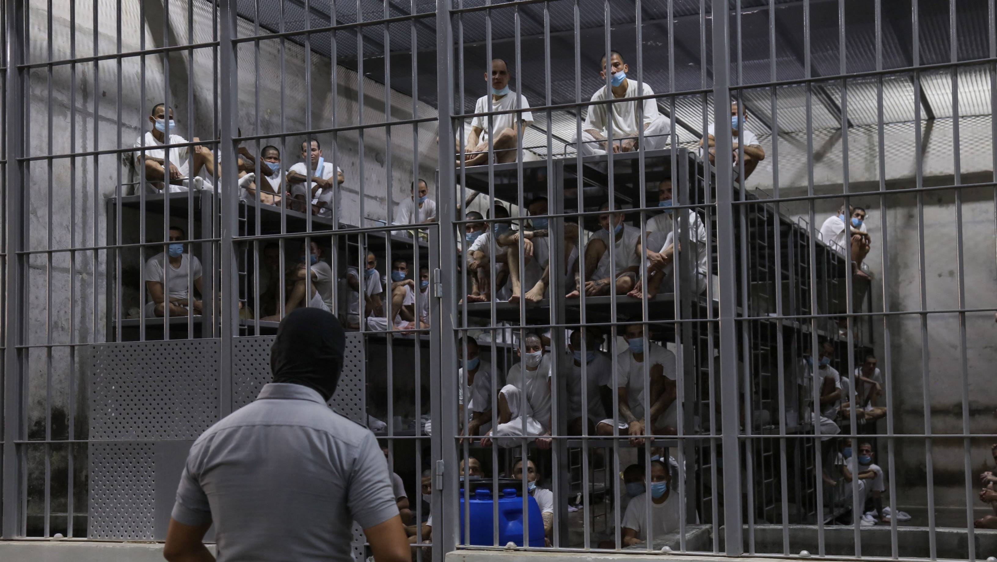 „Ați ajuns în iad”: Venezuelenii trimiși de Donald Trump în El Salvador au fost supuși torturii sistematice, potrivit unui raport