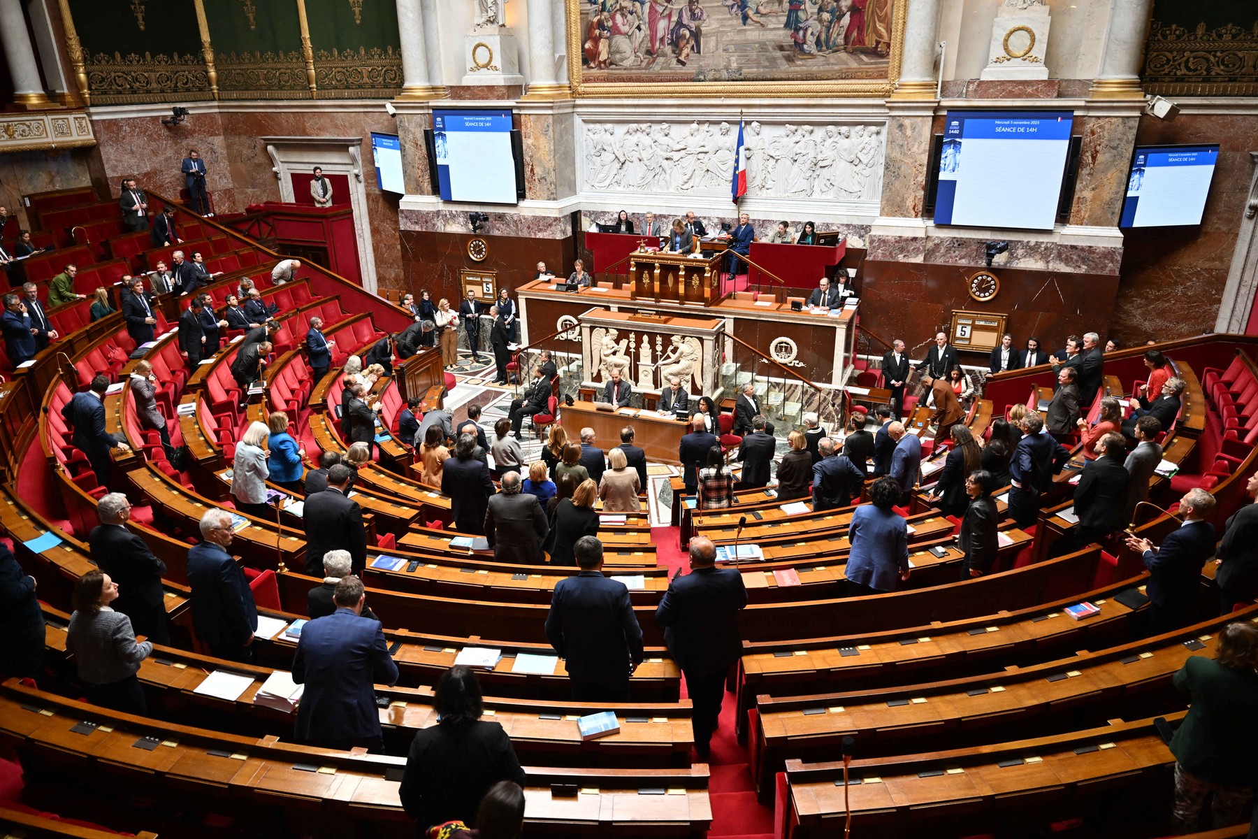 Parlamentul francez a votat suspendarea reformei pensiilor propusă de Macron. Ce prevedea legea în legătură cu vârsta de pensionare