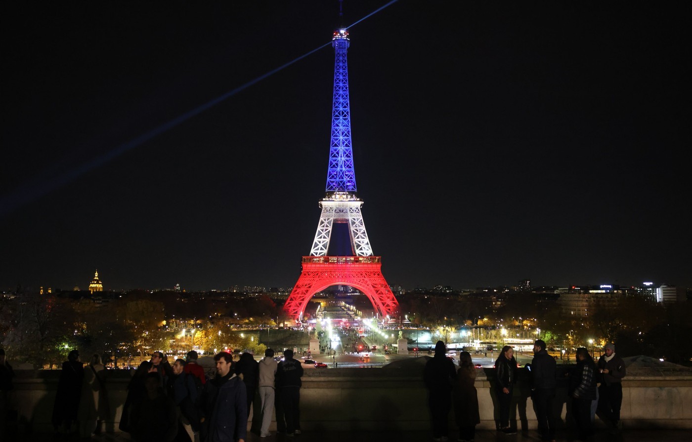 Nicușor Dan, mesaj la 10 ani de la atentatele din Paris: „Rămânem uniți în fața urii”