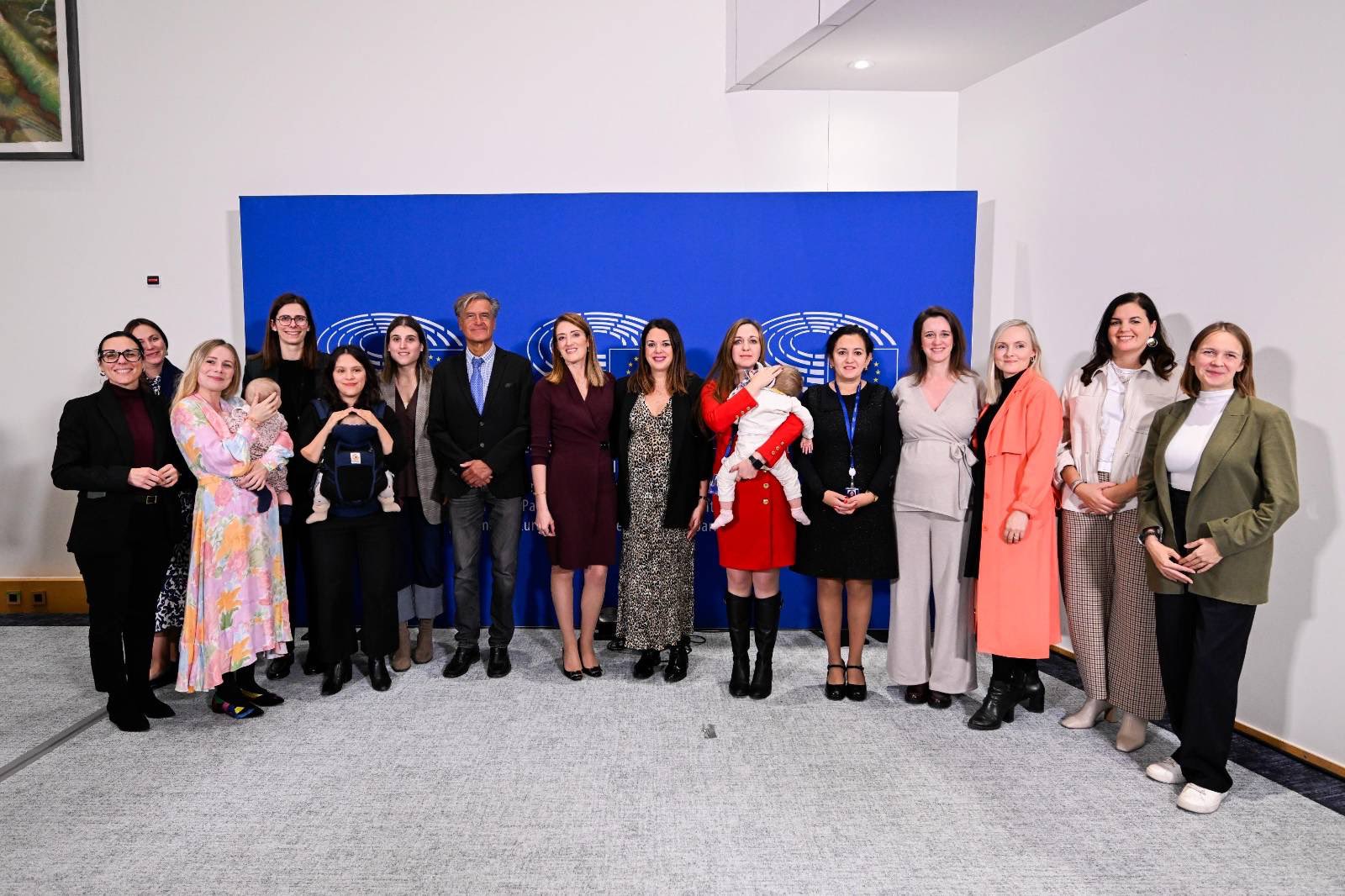 Schimbare istorică la Bruxelles: Parlamentul European recunoaște dreptul eurodeputatelor de a vota și în concediul de maternitate