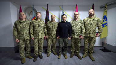 zelenski alaturi de militari, in vizita pe front