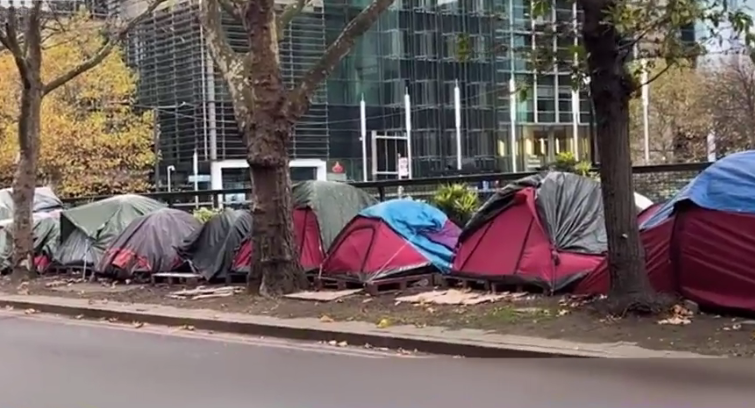 Români în mahalaua din centrul Londrei. Orașul a fost invadat de bande de cerșetori din mai multe colțuri ale lumii