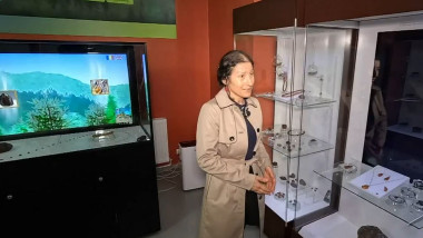 Diana-Gavrila-impreuna-fara-ura-muzeul-chihlimbarului