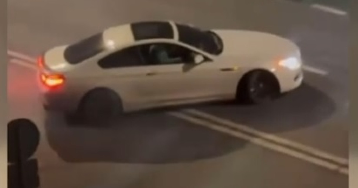 Distracție riscantă la Cluj-Napoca: un tânăr șofer a fost filmat făcând drifturi noaptea.