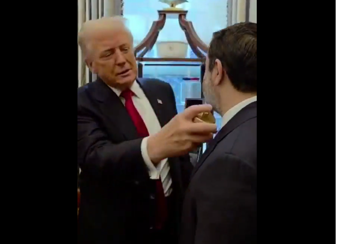 Marketing model Trump. Președintele american a pulverizat pe președintele sirian parfumul care-i poartă numele: „E cel mai bun”