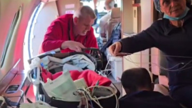 medici cu fetita bolnava in avion