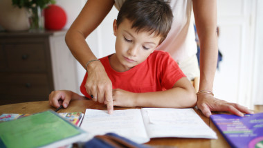 copil face teme cu mama