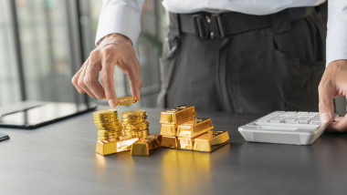 om de afaceri cu lingouri si monede din aur