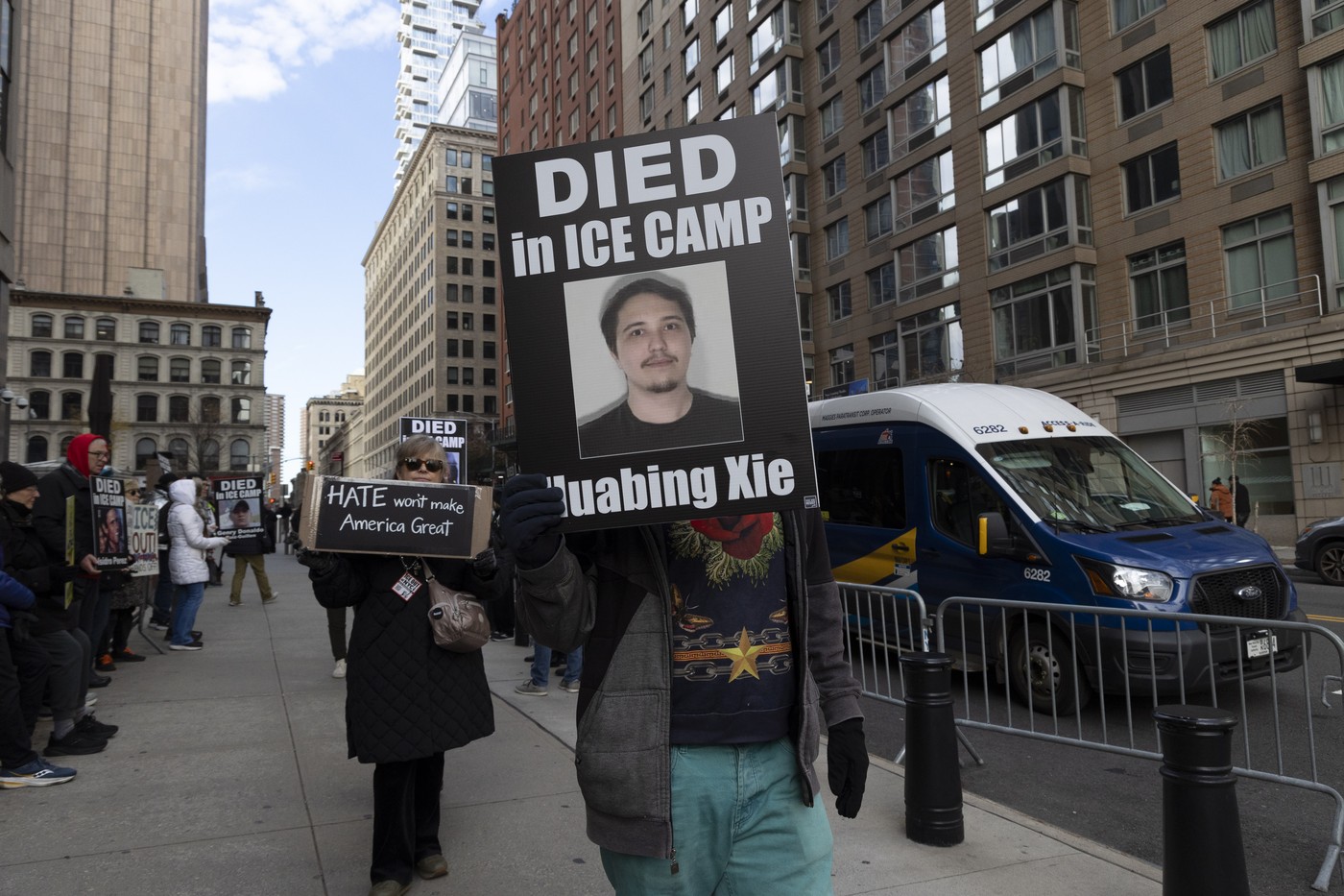 Administrația Trump va reinteroga refugiații admiși sub mandatul Biden. Peste 230.000 de persoane ar putea fi afectate