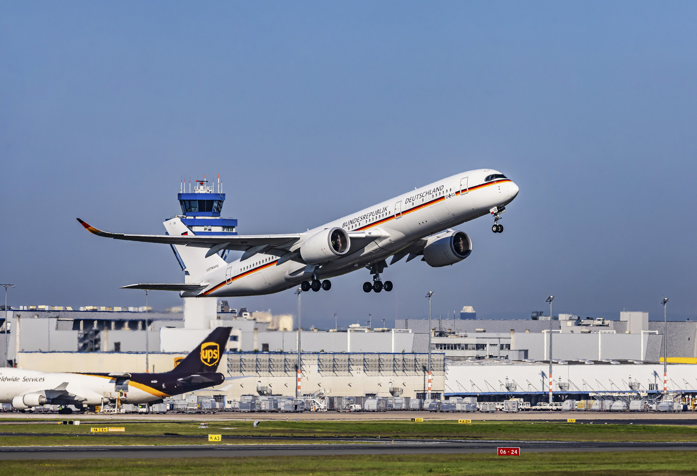 După precedentul creat ieri de români, trei britanici au fugit după avion, tot pe pista aeroportului din Koln. Ce spune poliția germană