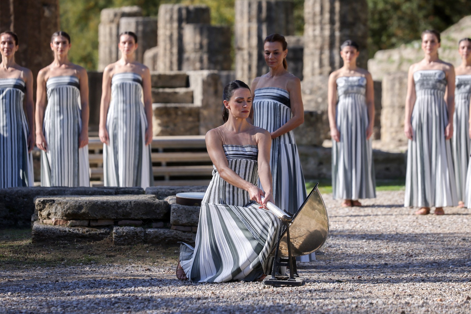 Aprinderea flăcării olimpice pentru Jocurile de Iarnă, pusă în pericol de vremea rea din Grecia. Ceremonia are loc miercuri, la Olympia