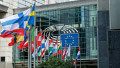 drapele la intrarea in parlamentul european