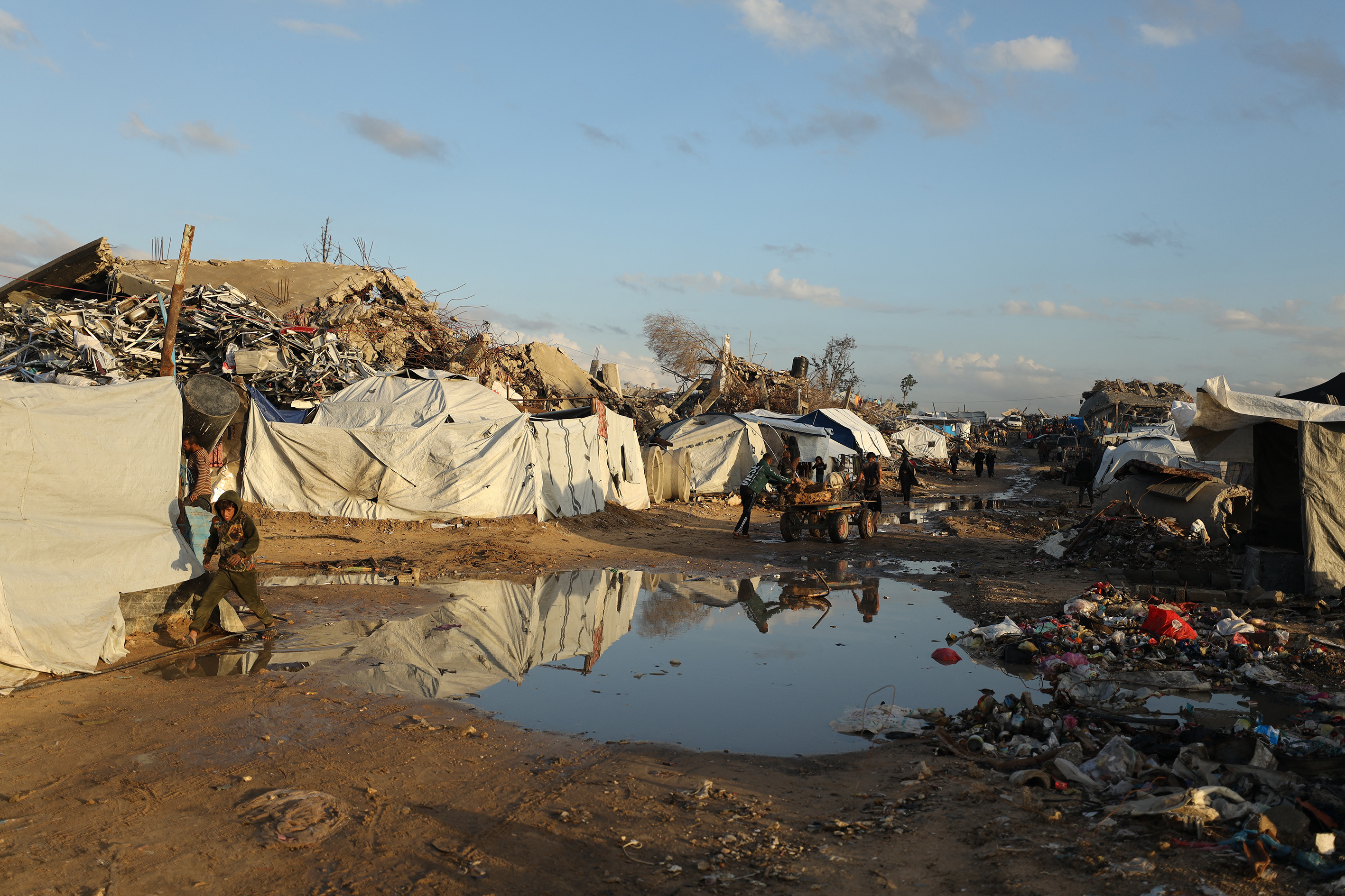 Inundaţii în Fâşia Gaza în urma ploilor torenţiale. Corturi distruse, 2 milioane de persoane în pericol