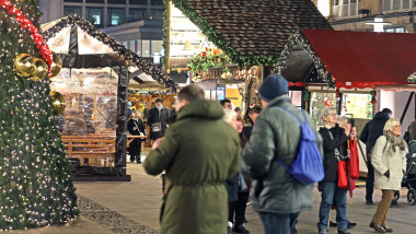 Weihnachtsmarkt im Herzen des Ruhrgebiets Der internationale Weihnachtsmarkt in Essen mit Budenzauber und Lichtern. Esse