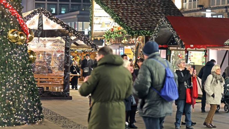 Weihnachtsmarkt im Herzen des Ruhrgebiets Der internationale Weihnachtsmarkt in Essen mit Budenzauber und Lichtern. Esse