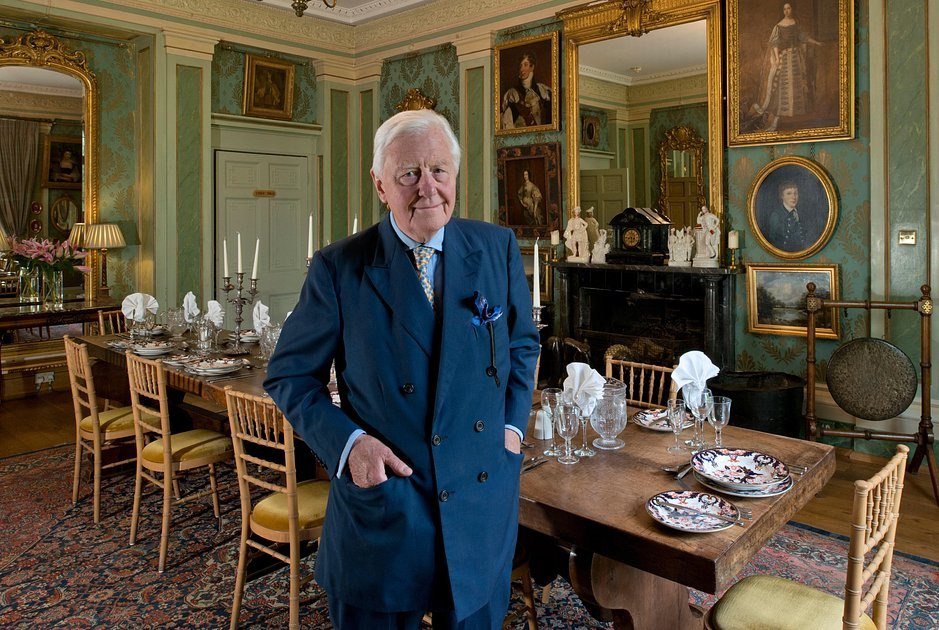 Un aristocrat britanic își caută soție. Oferă 50.000 de lire pe an candidatei ideale, dacă îndeplinește câteva condiții bizare