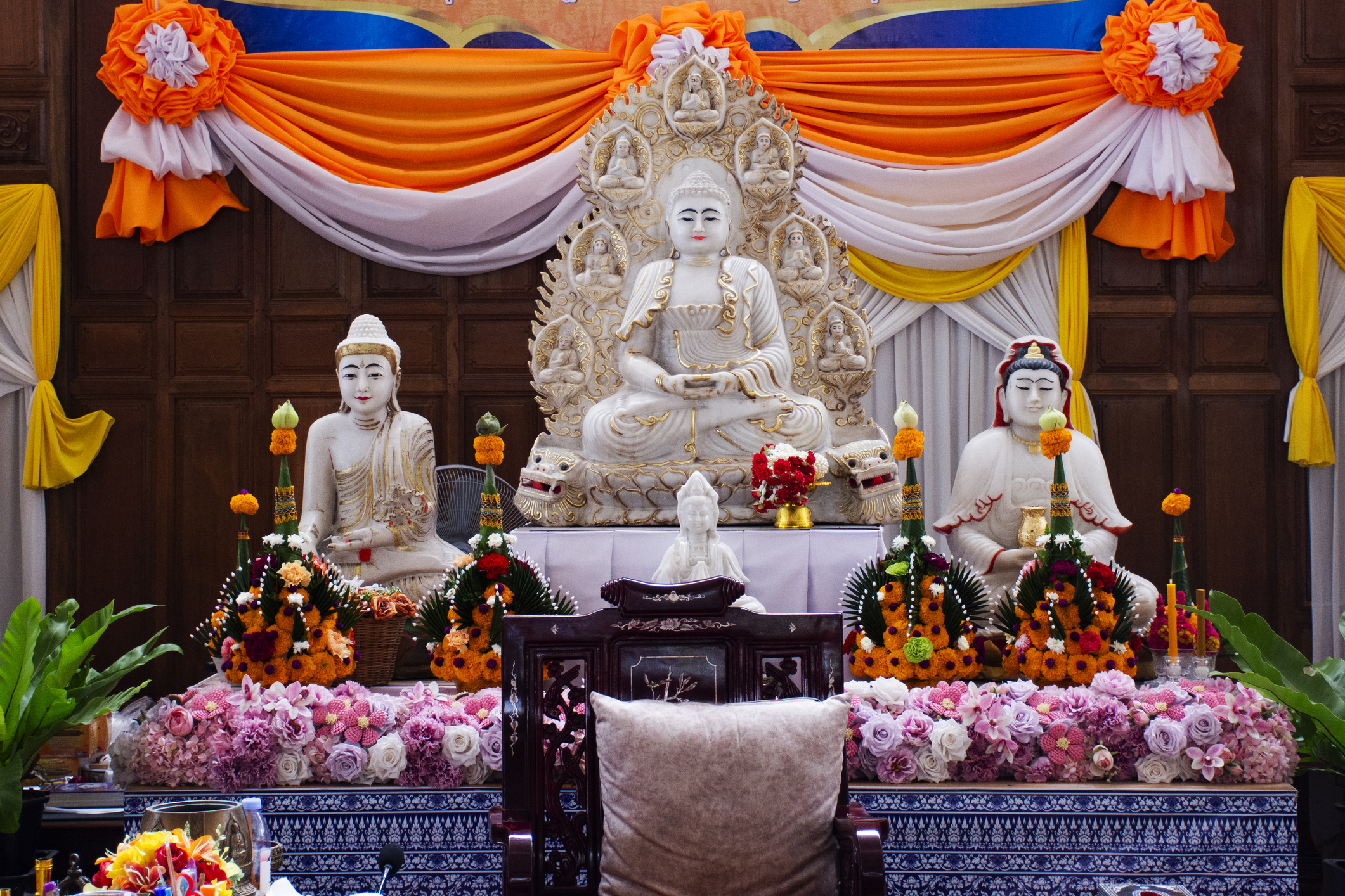 Moment șocant la un templu budist: o femeie a fost găsită în viață în coșciug, în timp ce rudele se pregăteau de incinerarea ei