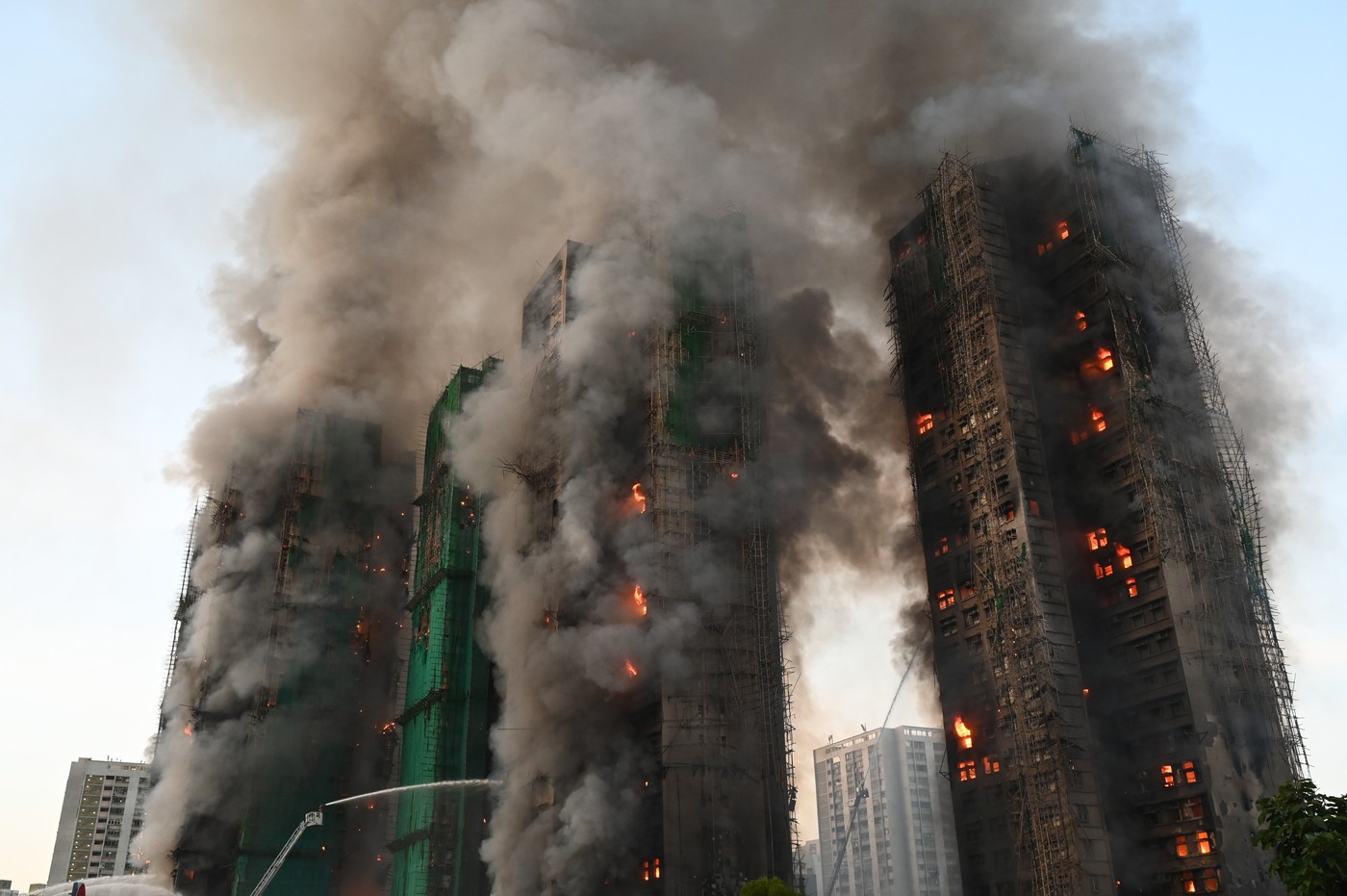 Numărul victimelor incendiului din Hong Kong a crescut la 160