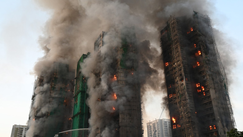 incendiu urias la mai multe blocuri in hong kong