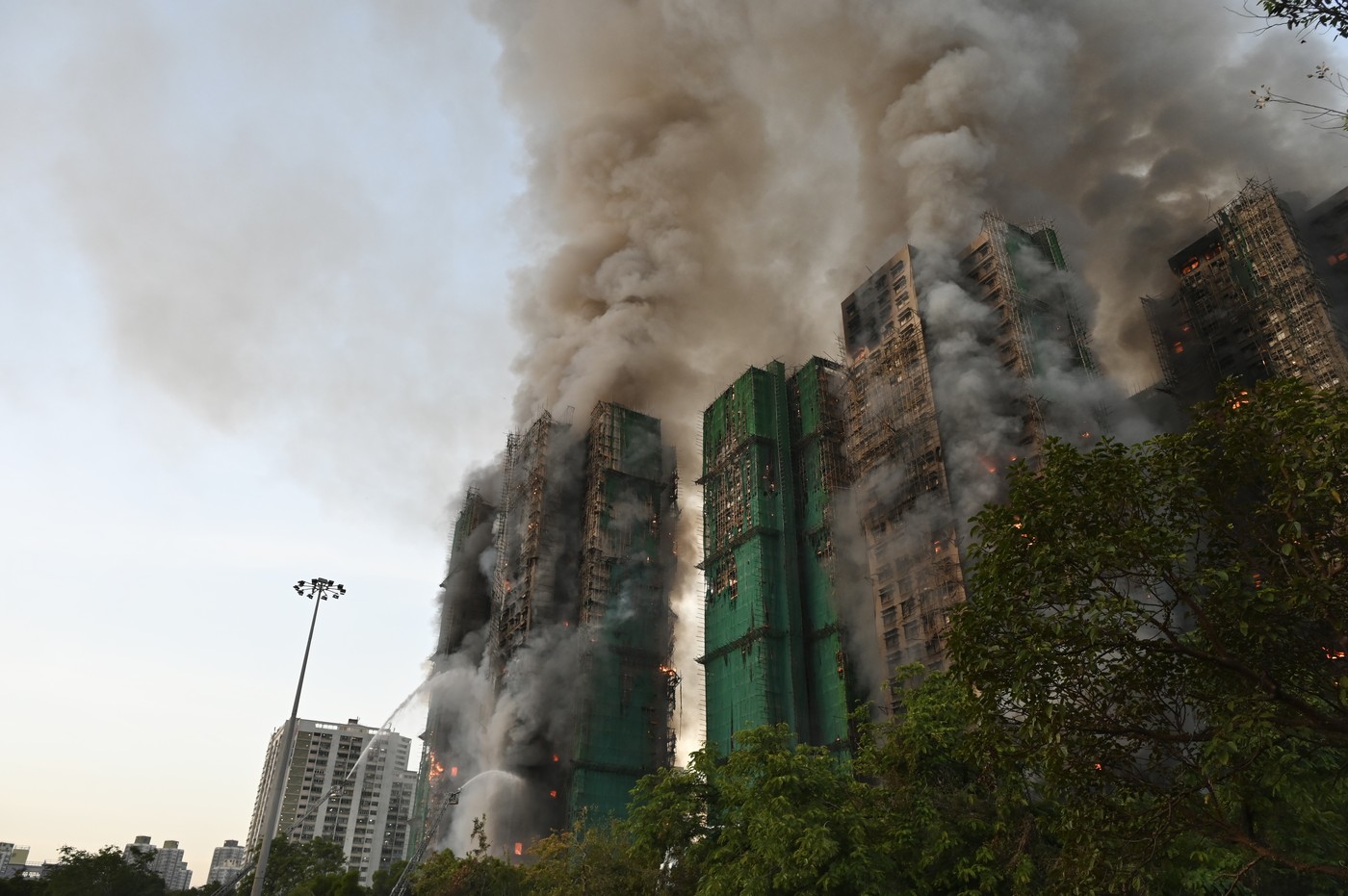 Bilanţul morţilor în incendiul la blocurile din Hong Kong a ajuns la 94