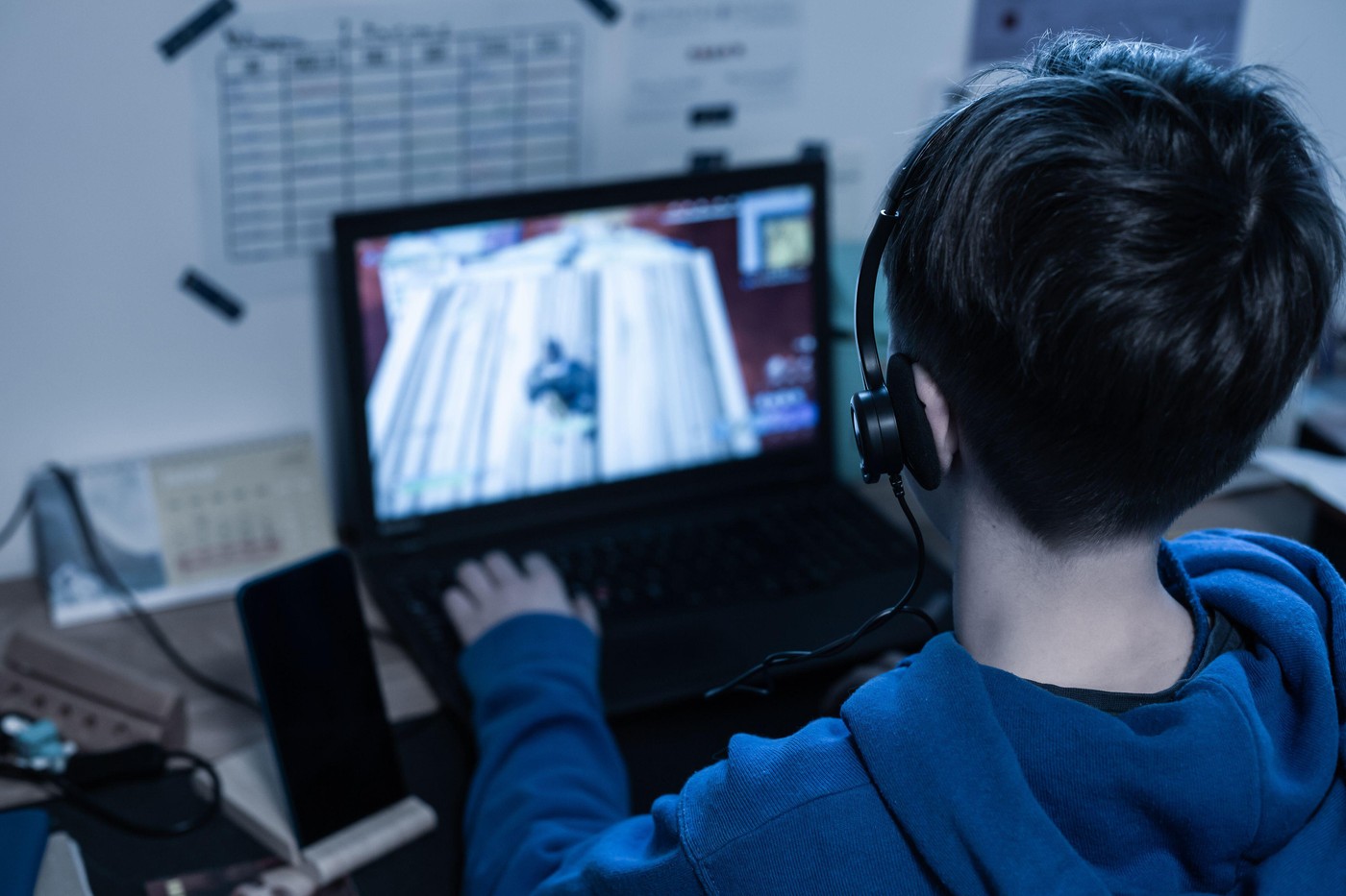 Parlamentul European cere reguli stricte online pentru minori: Limită de vârstă de 16 ani și interzicerea practicilor adictive