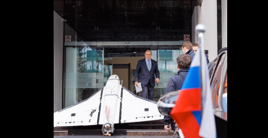 Trimisul lui Putin la Chișinău a fost „întâmpinat” de drona rusă care a căzut peste o casă. Aparatul de zbor a fost pus pe scările MAE