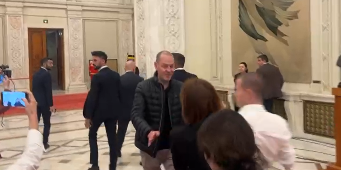 Imagini revoltătoare. Ofițerul de presă de la Guvern împinge jurnaliștii care vor să-i adreseze întrebări premierului Bolojan