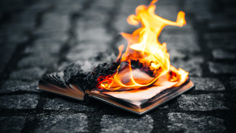 carte foc flacari carte arzand ura discurs al urii