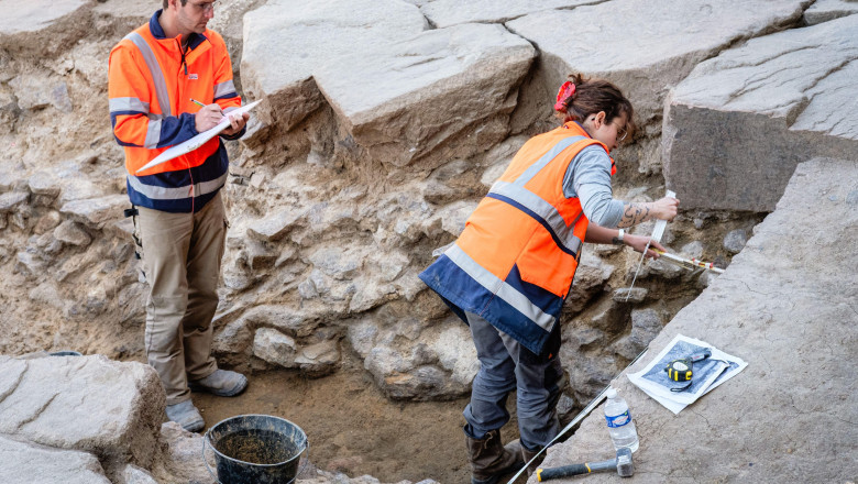 Two archaeologists on the site of the discovery of exceptional remains at the Loyasse cemetery.